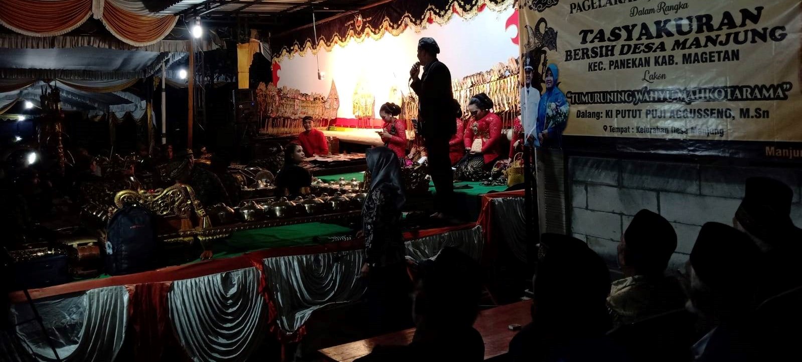 FOTO PAGELARAN WAYANG KULIT DALAM RANGKA BERSIH DESA MANJUNG KECAMATAN PANEKAN